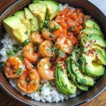 Tazón de arroz con camarones picantes y aguacate