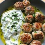 Albóndigas de Pollo Griego con Salsa Tzatziki Casera