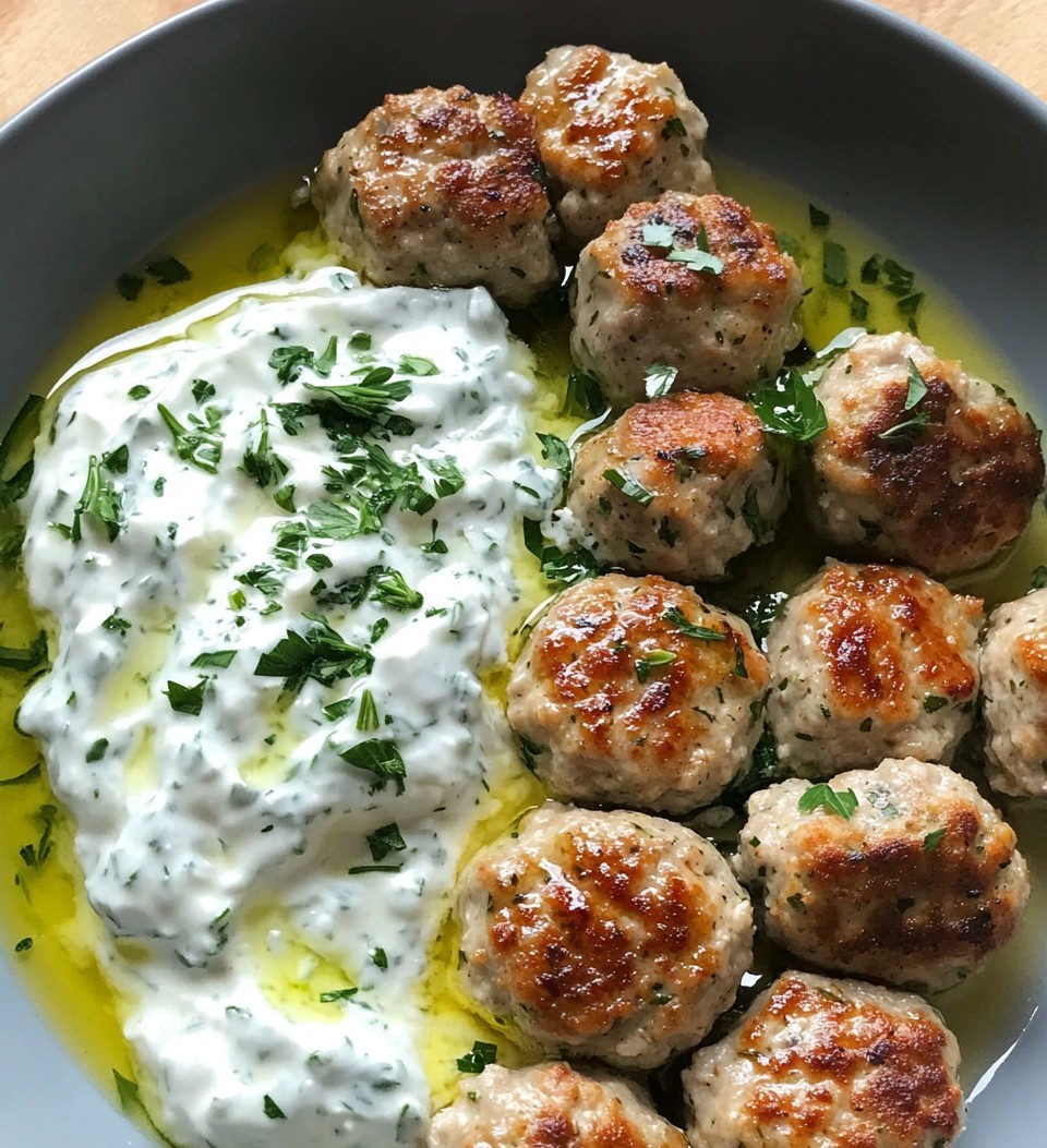Albóndigas de Pollo Griego con Salsa Tzatziki Casera