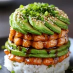 Torre de arroz con salmón teriyaki y aguacate