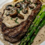 Bistec con Salsa Cremosa de Champiñones y Espárragos