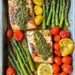 Salmón a la parrilla con pesto cremoso, espárragos y tomates cherry