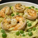 Pasta cremosa de camarones al ajo con guisantes