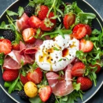Ensalada de Fresa, Prosciutto y Burrata con Aderezo de Balsámico y Jarabe de Arce