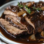 Brisket de Olla de Cocción Lenta con Salsa de Cebolla Balsámica