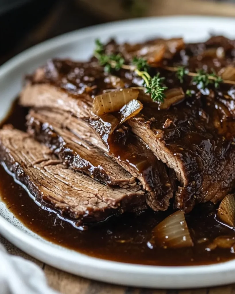Brisket de Olla de Cocción Lenta con Salsa de Cebolla Balsámica