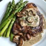 Bistec con Salsa Cremosa de Champiñones y Espárragos